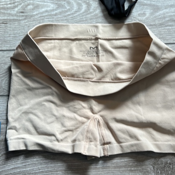 Lot of Shape wear. Some are Spanx. Size M - Picture 2 of 8